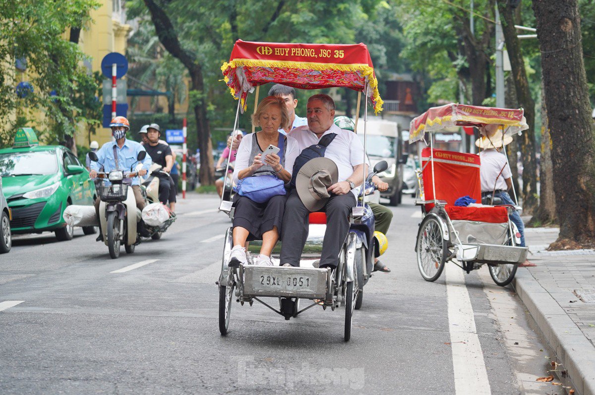 Hà Nội sáng nay trong lành, mát mẻ, đông đảo người dân tận hưởng không khí trong lành