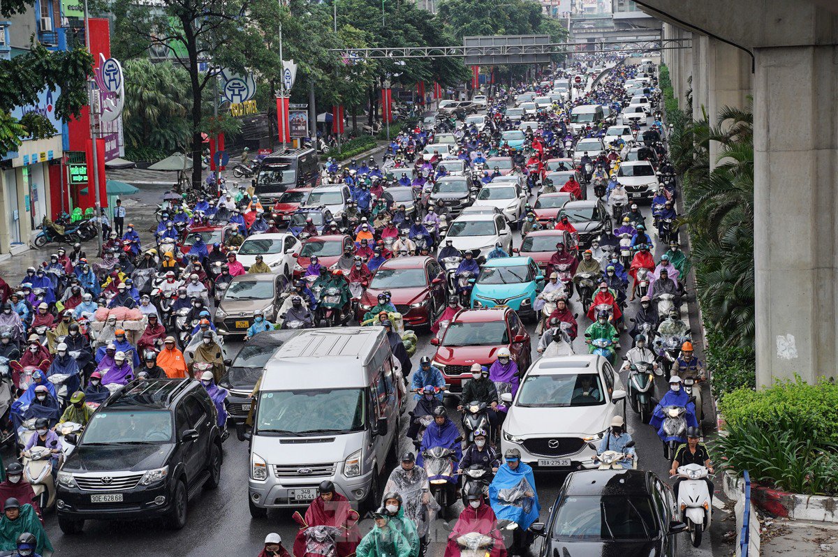 Hà Nội sáng nay trong lành, mát mẻ, đông đảo người dân tận hưởng không khí trong lành