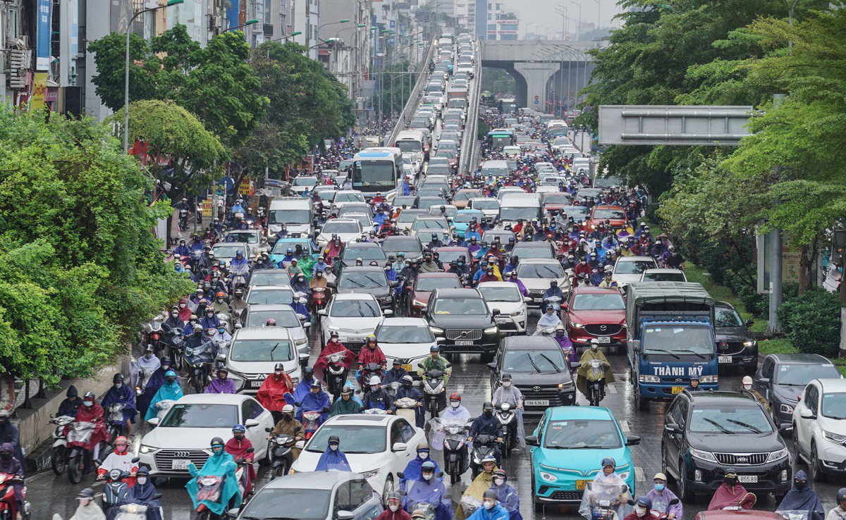 Hà Nội sáng nay trong lành, mát mẻ, đông đảo người dân tận hưởng không khí trong lành