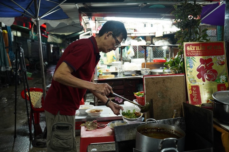 Chú Lợi hơn 40 năm kinh doanh hủ tíu sườn kho