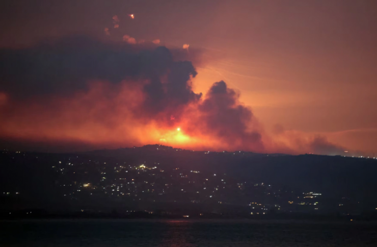 Khói lửa bốc lên ở phía biên giới Lebanon do những đòn tập kích liên tục từ Israel. Ảnh: Reuters