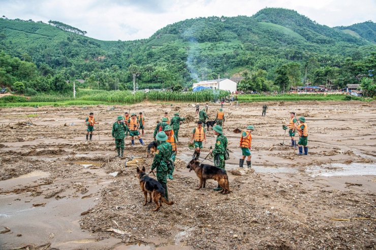 Nhiều người lính mặc áo phao, đề phòng lũ quét tiếp tục ập xuống. Ảnh: Văn Chương