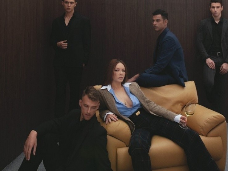 Lý Nhã Kỳ diện mốt 'thả rông' chụp ảnh cùng dàn trai Tây