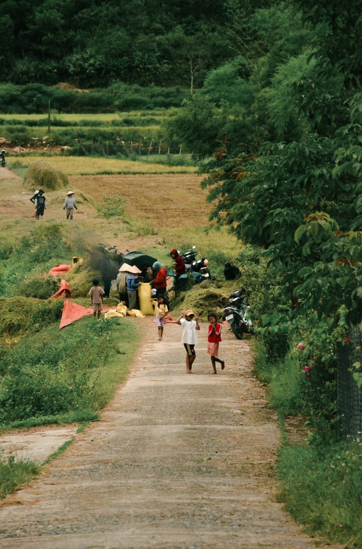 Cảnh sinh hoạt đời thường của người dân vùng cao.