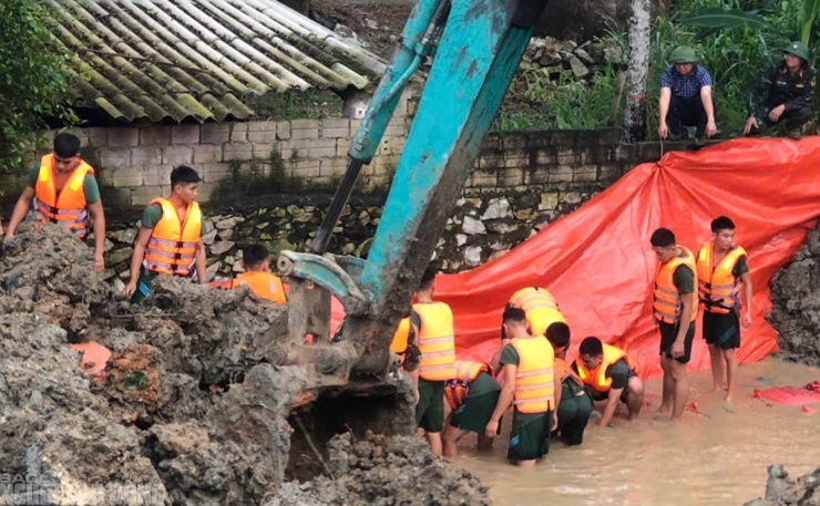 Quân đội xua quân khắc phục sự cố đê sông Mã, bảo vệ an toàn hàng nghìn dân