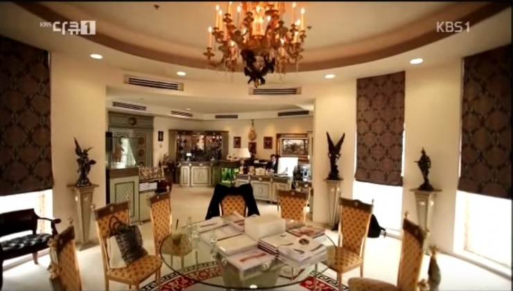 Những món đồ yêu thích được bố chồng Hà Tăng sưu tầm khắp thế giới trưng bày trong biệt thự cũng được bật mí.