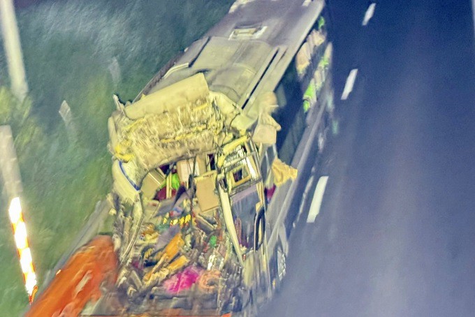 Đầu ôtô khách biến dạng sau cú đâm vào đuôi xe container. Ảnh: Phạm Tư