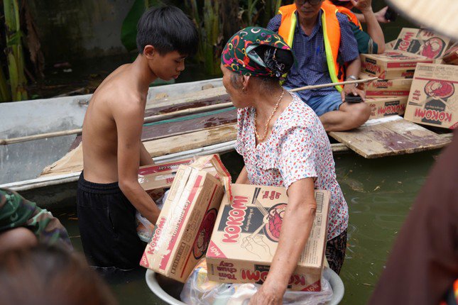 Nam sinh nhiệt tình trong công tác tình nguyện, cứu trợ cho nhiều vùng bị ảnh hưởng bởi bão Yagi - 5