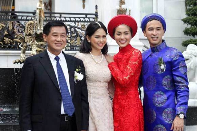 Tỷ phú Johnathan Hạnh Nguyễn nổi tiếng với danh xưng "vua hàng hiệu" bắt nguồn từ việc ông là người kinh doanh hàng hiệu trong các cửa hàng miễn thuế và chuỗi bán lẻ tại sân bay, và sau này là người đầu tiên mang các thương hiệu đó vào kinh doanh trong nội địa Việt Nam. Công chúng càng biết đến gia thế của ông nhiều hơn khi Tăng Thanh Hà trở thành con dâu gia tộc quyền lực này.