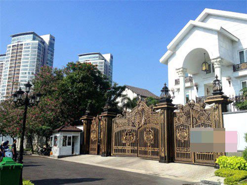 Biệt thự ba mặt tiền nằm ở vị trí cực đẹp ngay gần bên con sông Sài Gòn.