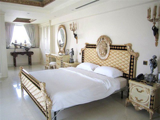 Phòng ngủ sang trọng, được bày trí theo sở thích của chủ nhân. Trong khu vực phòng ngủ được trang hoàng ngăn nắp gọn gàng với những thiết kế vô cùng sang trọng, tinh tế bởi những món đồ được nhập khẩu từ nước ngoài mang về.