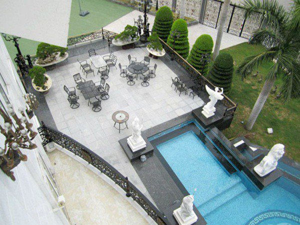 Ban ngày view nhìn thẳng xuống bể bơi lớn và khu vực tiệc trà ở tầng 2.