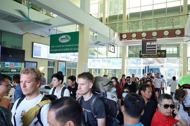 Gần 400 du khách đa phần là người nước ngoài đến Lào Cai trong chuyến tàu đầu tiên sau đợt mưa lũ. Ảnh: Báo Lào Cai.