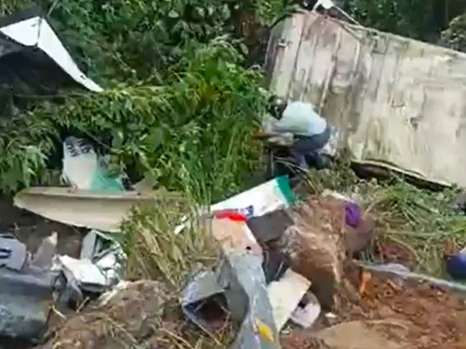 Người đi đường tìm kiếm nạn nhân quanh khu vực xe container bị lật. Ảnh: Nguyễn Liên