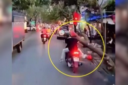 Xe máy - Xe đạp - Clip: &quot;Tâm hồn để trên mây&quot; thanh niên đi xe máy đâm vào cây bên đường