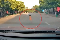 Clip: Em bé bất ngờ chạy sang đường khiến tài xế "hú vía"