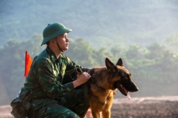 Bạn trẻ - Cuộc sống - Cảm động những chú quân khuyển Biên phòng làm nhiệm vụ tại Làng Nủ
