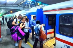 Du lịch - Chuyến tàu đầu tiên đưa gần 400 du khách đến Lào Cai sau bão số 3