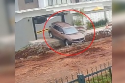 Clip: Tài xế lái xe ra khỏi cổng nhà bất ngờ rơi thẳng xuống cống công trình