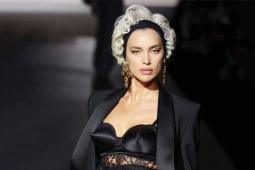 Thời trang - Irina Shayk mặc bra nhọn hoắt catwalk