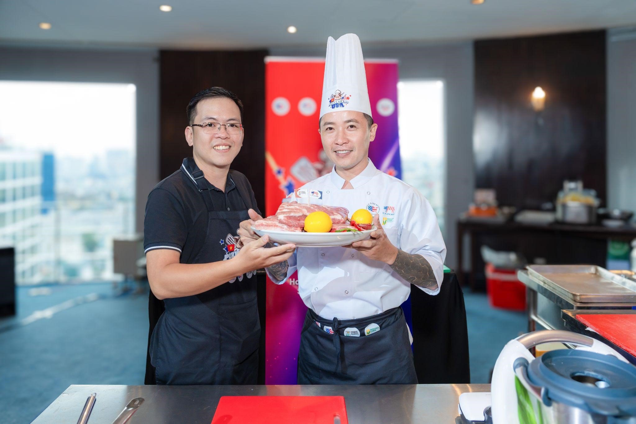 Masterchef Cẩm Thiên Long cùng KOL Ông Chú Người Bông thuộc đội Miền Nam (Ảnh: U.S. Meats Vietnam)