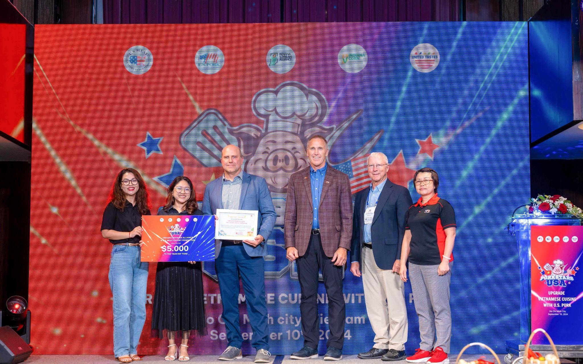 5000 USD giải thưởng từ Porkstar USA mùa 3 được trao tặng Quỹ Nuôi Em - 5