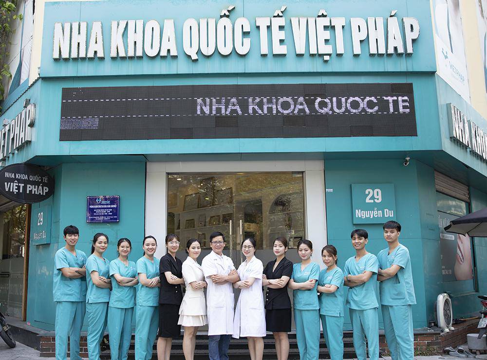 Bác sĩ Đào Văn Tú (đứng giữa) - Trưởng phòng khám Nha Khoa Quốc Tế Việt Pháp cơ sở 29 Nguyễn Du