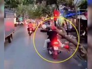 Xe máy - Xe đạp - Clip: &quot;Tâm hồn để trên mây&quot; thanh niên đi xe máy đâm vào cây bên đường