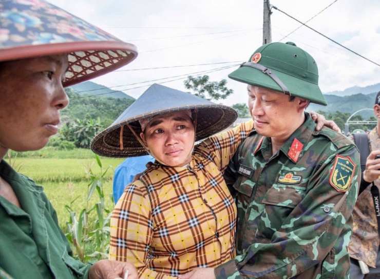 Nhân dân thôn Làng Nủ xúc động trước những nỗ lực, cố gắng của các cán bộ, chiến sĩ bộ đội trong suốt 2 tuần qua. Ảnh: Trịnh Bình