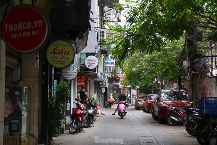 Tuy nhiên, sau hơn 20 năm, khu đất "vàng’ công viên vẫn đang bị nhà cửa nuốt chửng. Đắp chiếu, hàng nghìn mét vuông đất quy hoạch dự án Công viên văn hóa Đống Đa bị lấn chiếm xây dựng nhà ở, cửa hàng kinh doanh buôn bán.