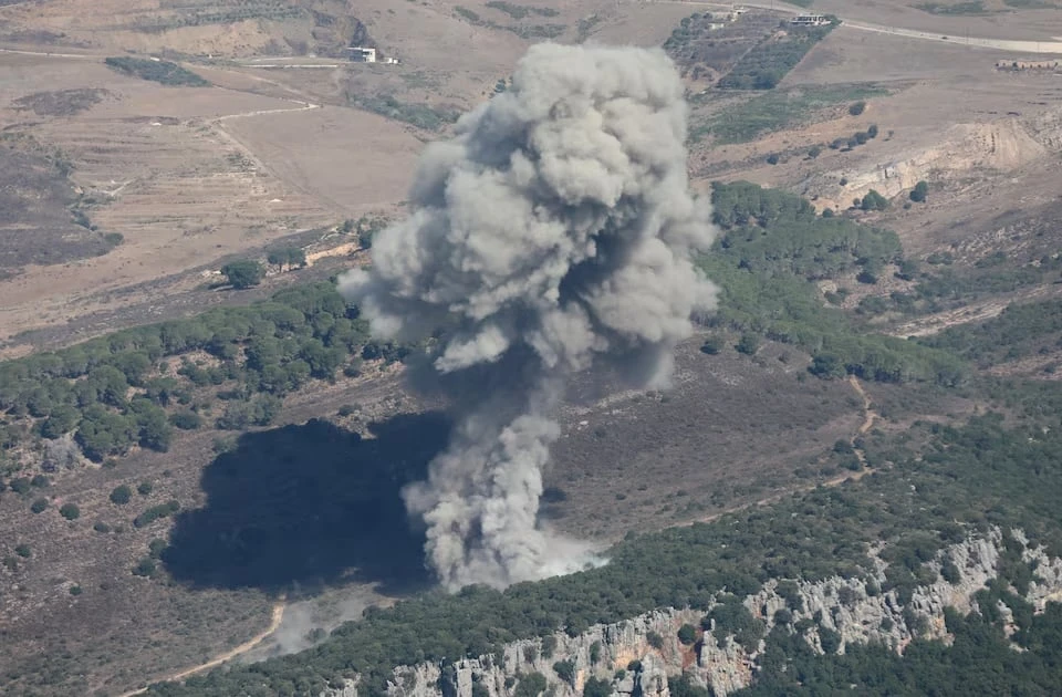 Khói bốc lên trên miền nam Lebanon ngày 24-9 trong bối cảnh giao tranh xuyên biên giới giữa Hezbollah và Israel tiếp diễn. Ảnh: REUTERS