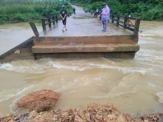 Lũ làm đứt gãy cầu Bến Nhạ ở huyện Thường Xuân, Thanh Hóa.