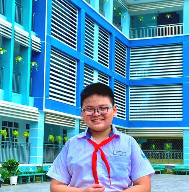 Chân dung nhà thiết kế trẻ nhận "mưa" lời khen từ cộng đồng mạng những ngày qua