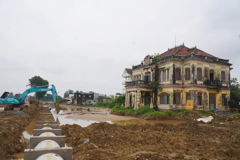 Nhưng nằm trong dự án làm đường ven sông Đồng Nai nên nhiều khả năng sẽ bị phá bỏ. Ảnh: VŨ HỘI.