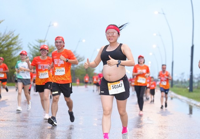 Một phụ nữ mang bầu tham gia giải chạy marathon. Ảnh: VM