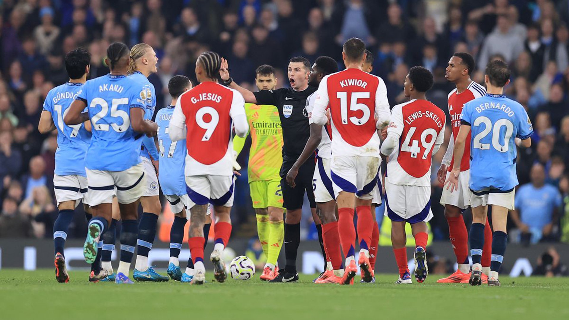 Arsenal và Man City đã có màn đối đầu nảy lửa ở vòng 5 Ngoại hạng Anh