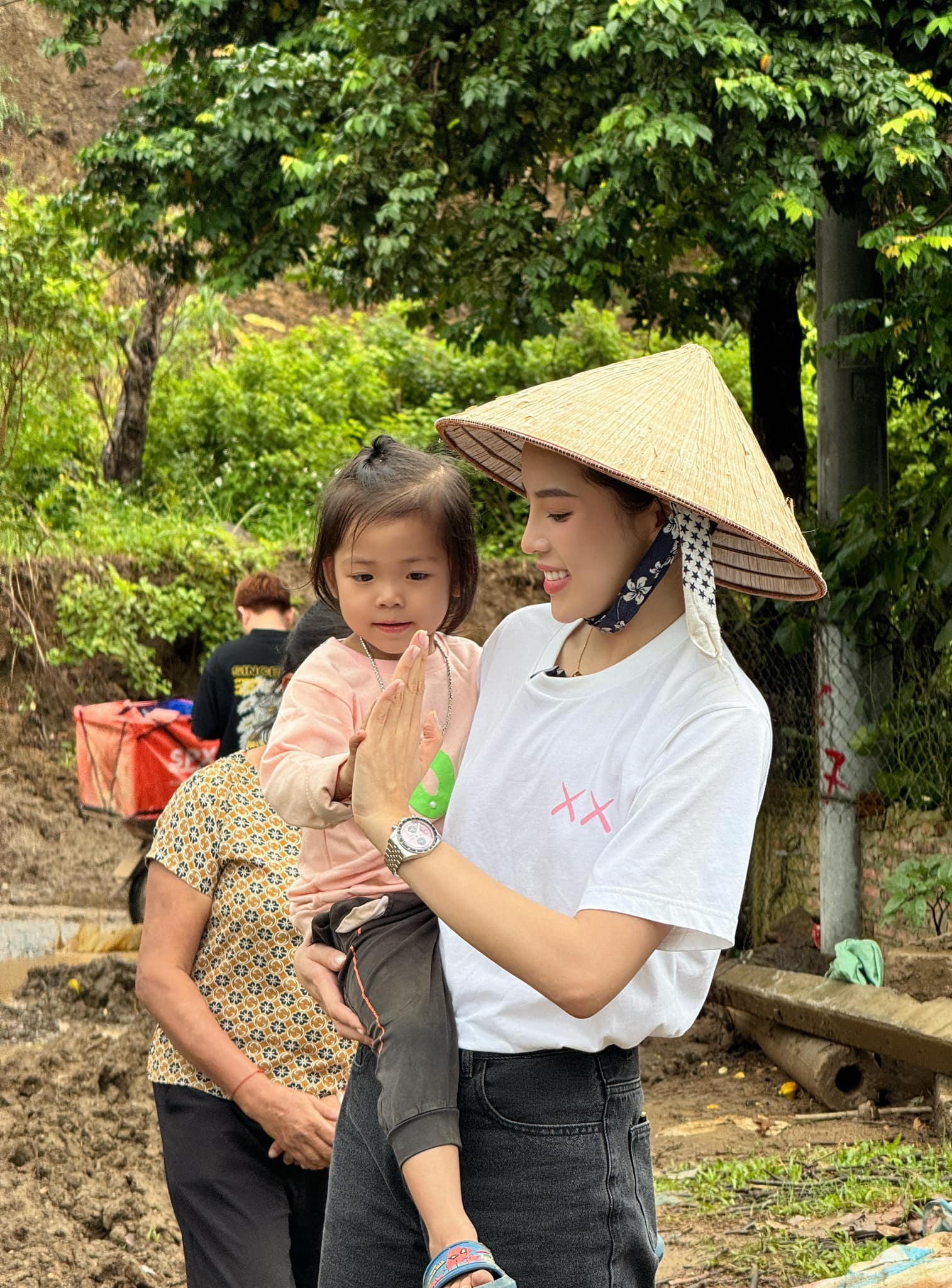 "Mọi người cùng Duyên lan toả những điều tích cực này tới bà con để phần nào khắc phục được hậu quả nặng nề của cơn bão số 3 để lại. Trao đi yêu thương là cách chúng ta thấy mình được yêu thương!", Kỳ Duyên chia sẻ.