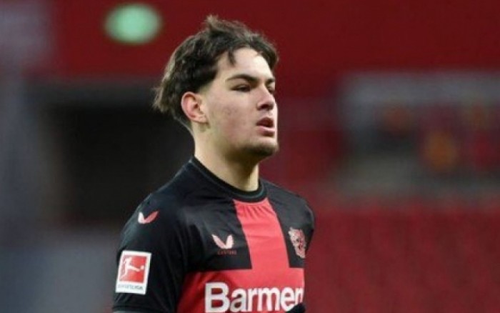 Reno Münz – Sự Táo Bạo Của Tuổi Trẻ Trong Màu Áo Đỏ Đen