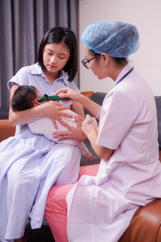 Bác sĩ trực tiếp thăm khám cho bé