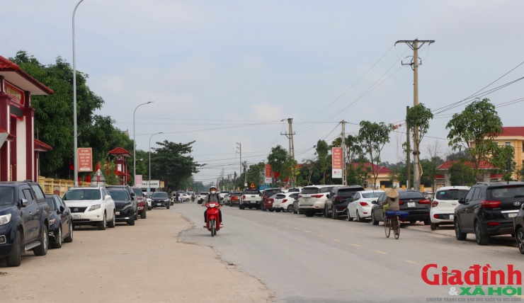 Xe ô tô đỗ thành hàng dài trên các tuyến đường xung quanh trụ sở UBND xã Nghi Phong, nơi đang diễn ra buổi đấu giá.