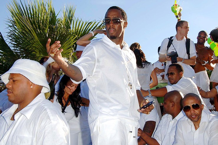 Diddy (54 tuổi), tên thật là Sean Combs (từng có nghệ danh là Puff Daddy, P. Diddy), là rapper, ca sĩ, diễn viên, nhà sản xuất, giám đốc thu âm, một trong những nhân vật có tầm ảnh hưởng lớn nhất trong ngành công nghiệp âm nhạc và giải trí của Mỹ.
