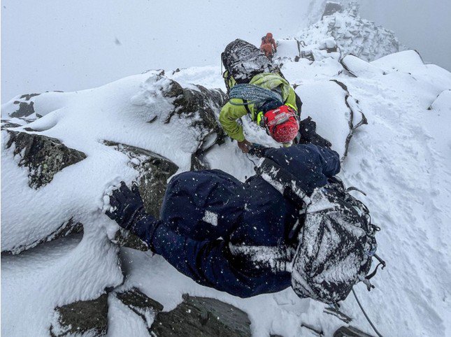 Hình ảnh cuộc cứu hộ hai nhà leo núi Việt Nam gặp nạn trên đỉnh núi tuyết Matterhorn. Ảnh: Zermatt.