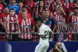 Sức ép khủng khiếp với Vinicius ở derby Madrid, fan Atletico hô hào đeo khẩu trang