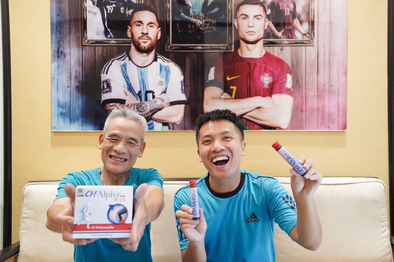 VĐV bóng đá nghệ thuật Đỗ Kim Phúc cùng bố sử dụng Collagen CH-Alpha PLUS. Nguồn: CH-Alpha PLUS Việt Nam