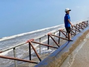 Tin tức trong ngày - Nóng lòng chờ xử lý vật thể lạ nặng 10 tấn trôi dạt vào bờ biển