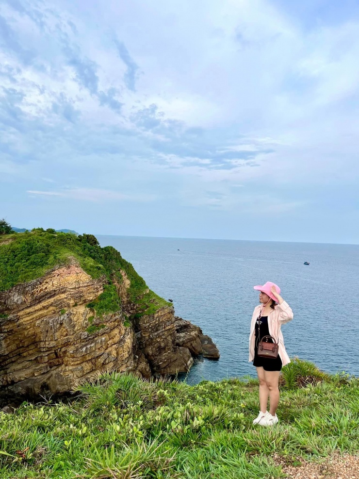 Chiêm ngưỡng nhiều cảnh đẹp trên đảo.