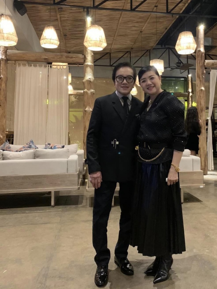 Elvis Phương chụp ảnh cùng vợ bên lề đêm nhạc từ thiện ở TP HCM. Theo ca sĩ, vợ chồng ông mới kỷ niệm 44 năm bên nhau, hồi tháng 8.