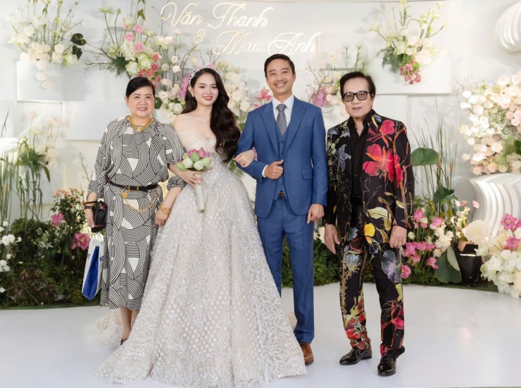 Hồi giữa tháng 9, vợ chồng Elvis Phương dự hôn lễ của đại gia Nguyễn Văn Thanh và Hoa hậu Việt Nam Thời đại 2022 Mai Anh.