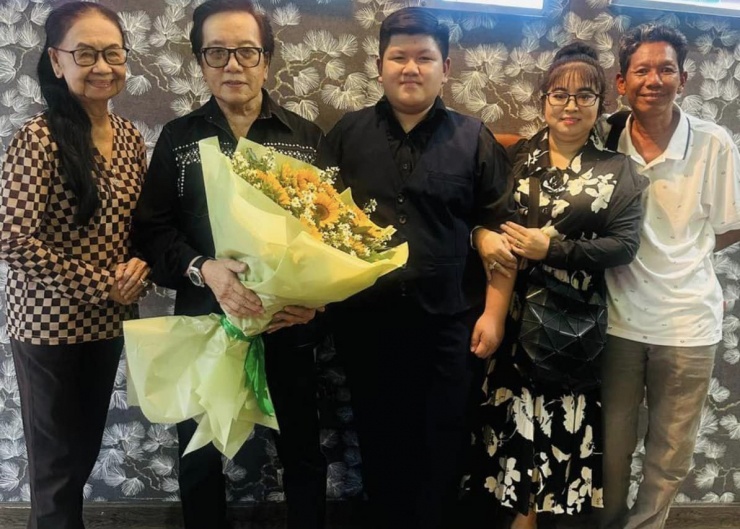 Cận kề tuổi 80 nhưng Elvis Phương vẫn hoạt động nghệ thuật tích cực, đắt show diễn ở cả Mỹ và Việt Nam.