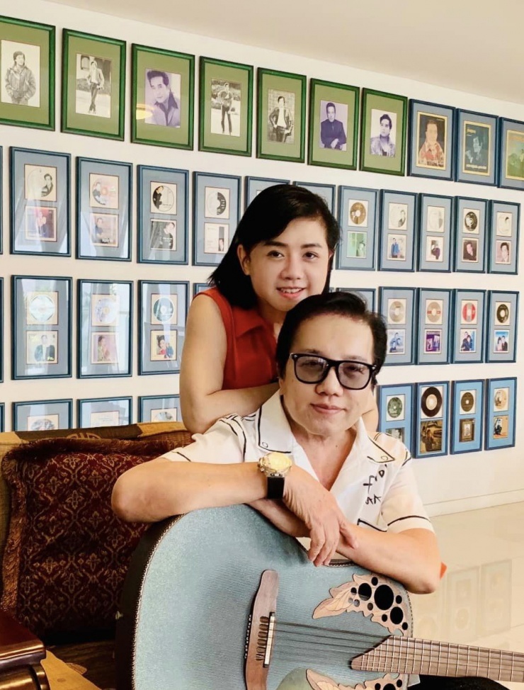 Vợ chồng Elvis Phương có một căn biệt thự ở TP Thủ Đức, TP HCM, để nghỉ ngơi mỗi lần về nước ca hát, thăm người thân.